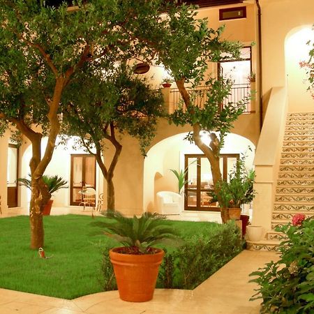 Готель L' Antico Cortile Казерта Екстер'єр фото